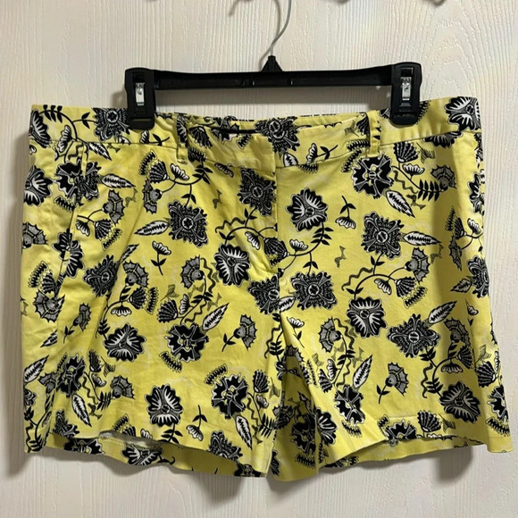 Cute Yellow and Black Floral Print Shorts With Pockets Women’s Size 16‎ Soft - Picture 1 of 5